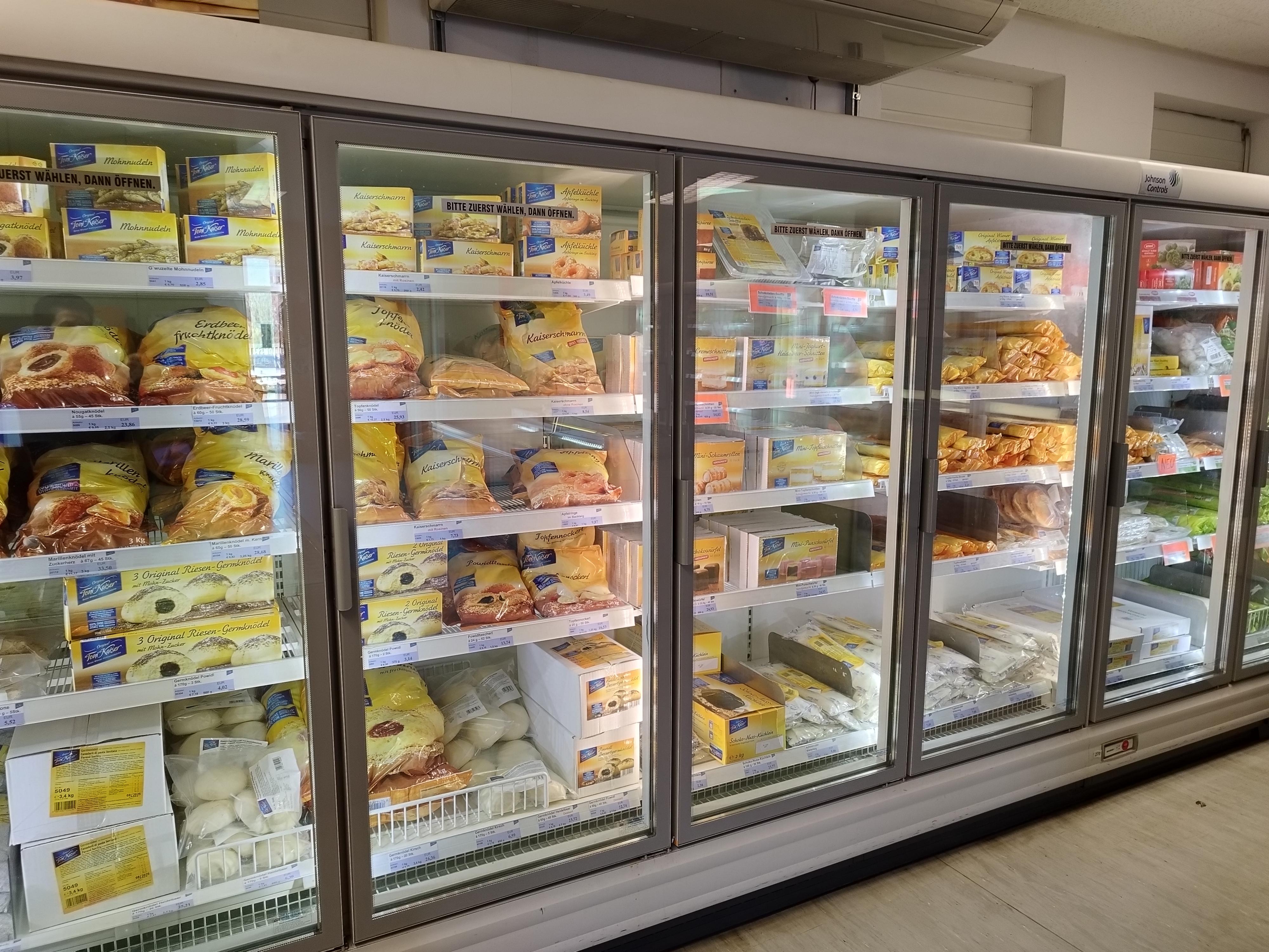 Ein Tiefkühlregal mit Toni Kaiser Produkten