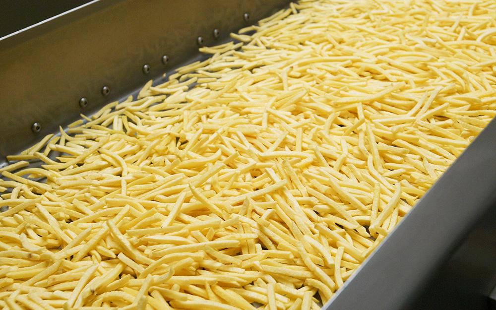 Nahaufnahme von Pommes in der Weinbergmeier-Produktionsstätte