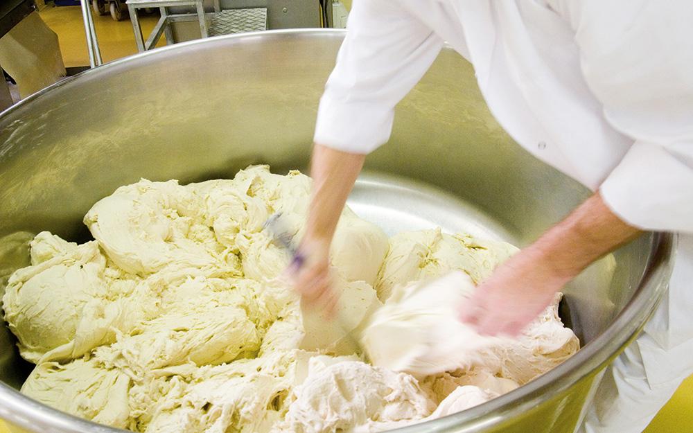 Teig wird in der Weinbergmeier-Produktionsstätte gerührt