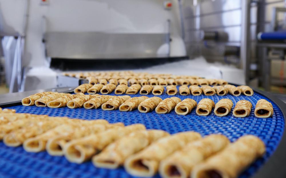 Gerollte Palatschinken in der Weinbergmeier-Produktionsstätte