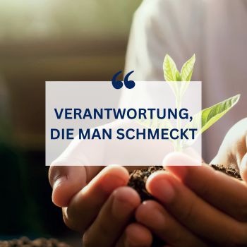 Zwei Hände halten ein bisschen Erde mit einem grünen kleinen Zweig, davor steht ein Text "Verantwortung die man schmeckt"
