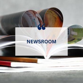 Zeitungen in Nahaufnahme, davor der Text "Newsroom"