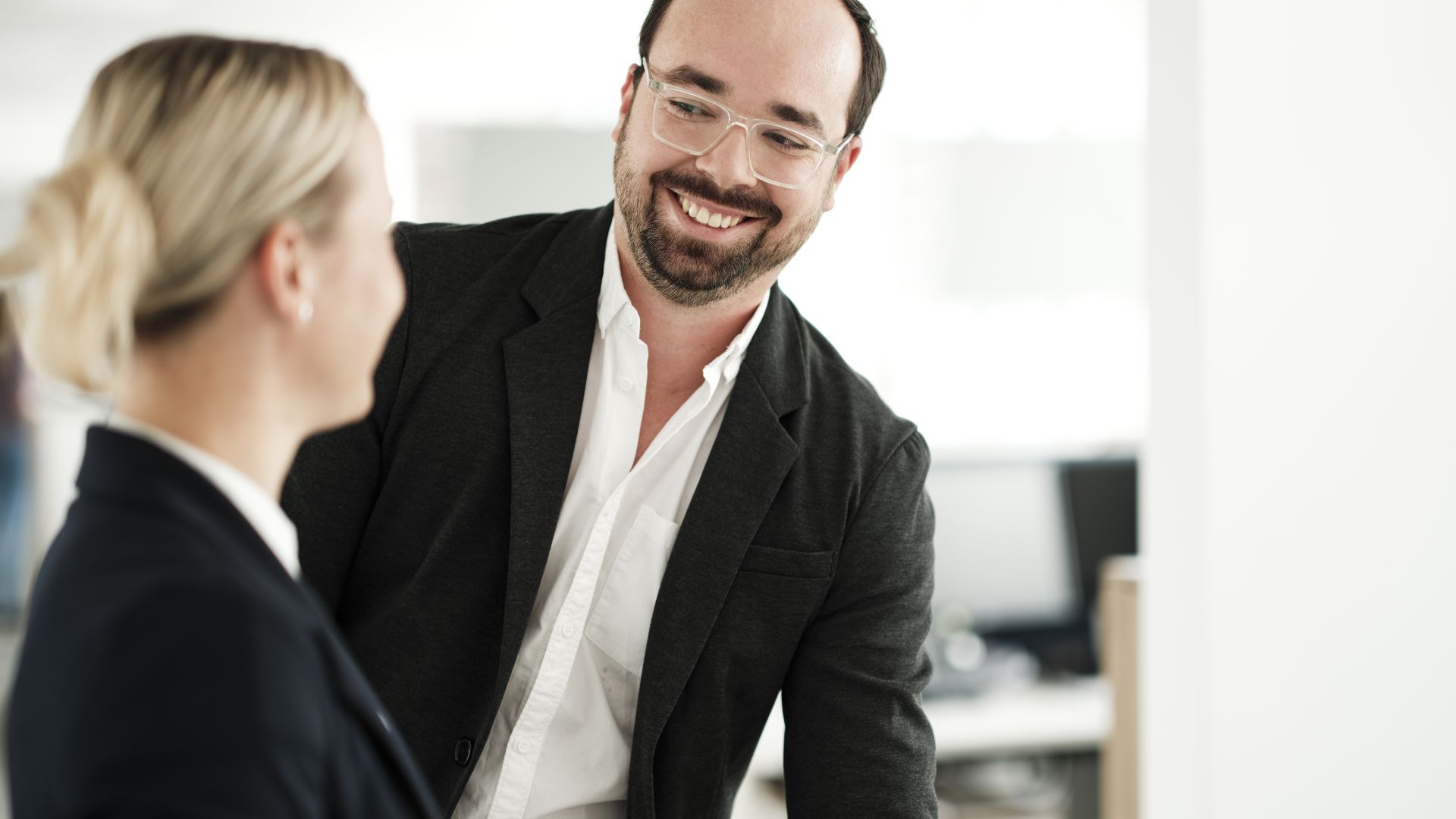 Ein bärtiger Mann spricht mit einer Frau