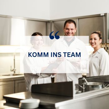 Verschiedene Mitarbeiter stehen in der Produktionsstätte. Davor der Text "Komm ins Team!"